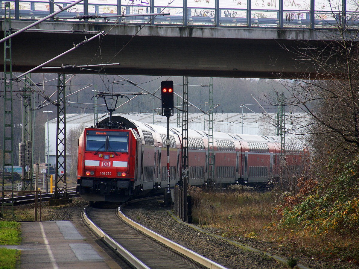 Ein Nachschuss von der 146 282 DB schiebt den RE1 aus Hamm-Westfalen-Hbf nach Aachen-Hbf  und hilt im Stolberger-Hbf und fährt in Richtung Eilendorf,Aachen-Rothe Erde,Aachen-Hbf.
Bei Sonnenschein am Kalten Mittag vom 12.12.2015.