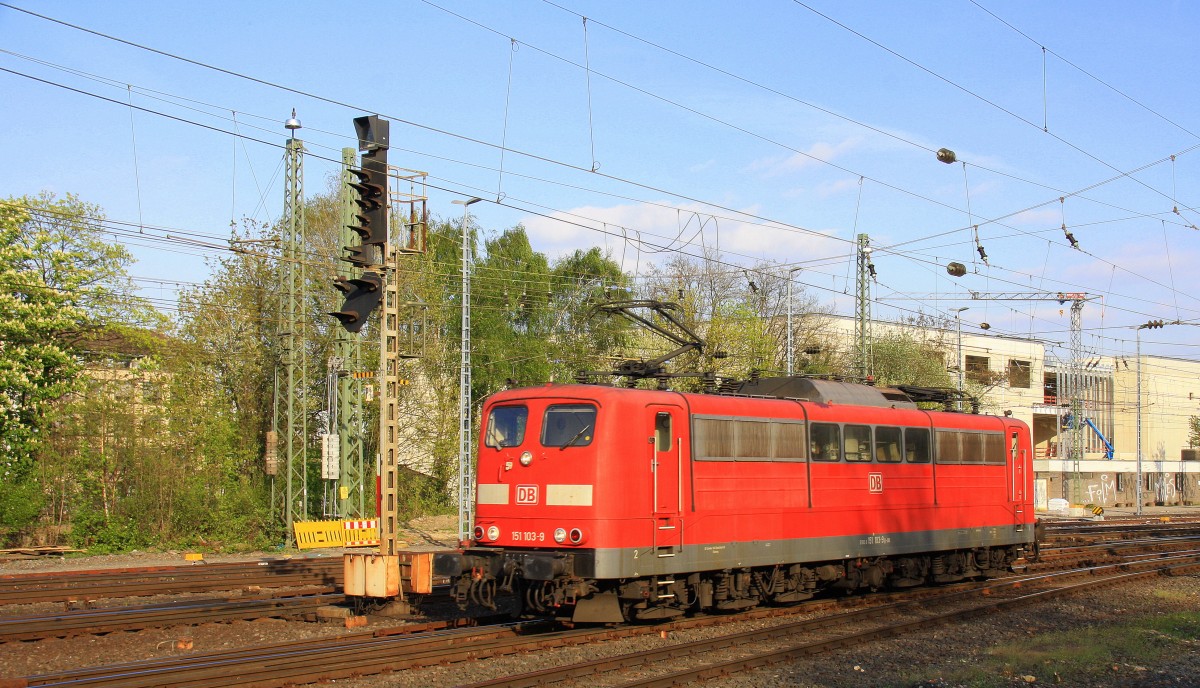 Ein Nachschuss von der 151 103-9 DB rangiert in Aachen-West.
Aufgenommen vom Bahnsteig in Aachen-West bei schönem Frühlingswetter am 9.4.2014.