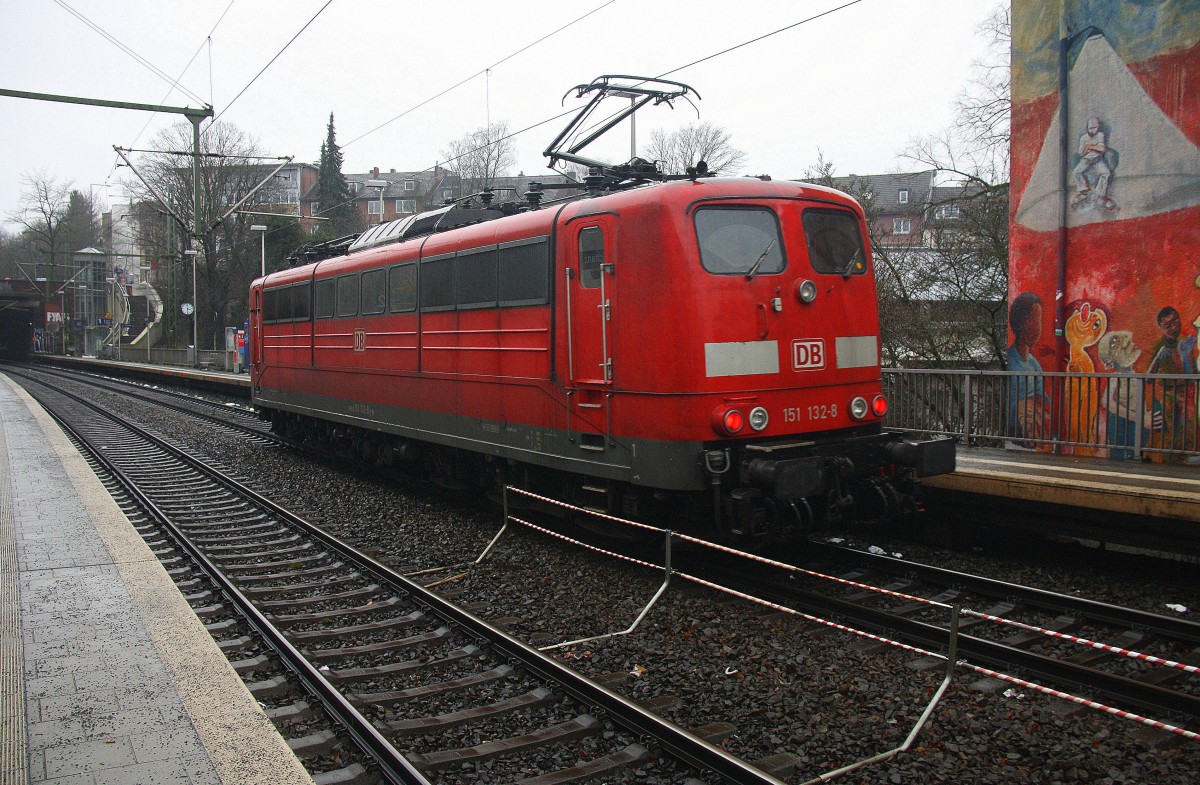 Ein Nachschuss von der 151 132-8 DB kommt als Lokzug aus Aachen-West nach Stolberg-Hbf aus Richtung Aachen-West und fährt durch Aachen-Schanz in Richtung Aachen-Hbf,Stolberg-Hbf.
Bei Nieselregen am Nachmittag vom 26.1.2015.