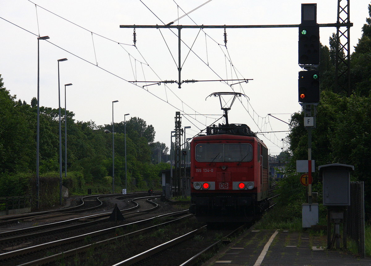 Ein Nachschuss von der 155 134-0 DB und kamm als Lokzug aus Oberhausen-West nach Krefeld und fuhr durch Duisburg-Rheinhausen-Ost in Richtung Krefeld. 
Aufgenommen vom Bahnsteig in Duisburg-Rheinhausen-Ost. 
Bei Sommerwetter am 27.7.2017.
