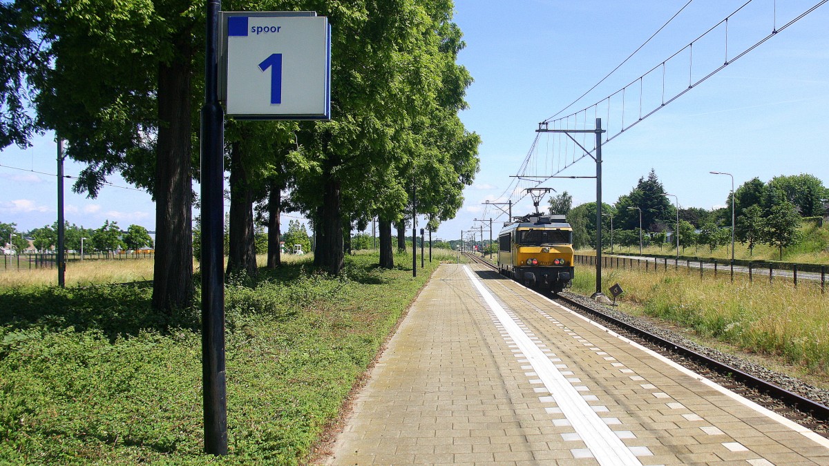 Ein Nachschuss von der 1753 der NS kommt als Lokzug aus Maastricht(NL) nach Sittard(NL) und fuhr durch Geleen-Lutterade und fährt in Richtung Sittard(NL). Aufgenommen in Geleen-Lutterade(NL). 
Bei schönem Sommerwetter am Mittag vom 14.6.2015.