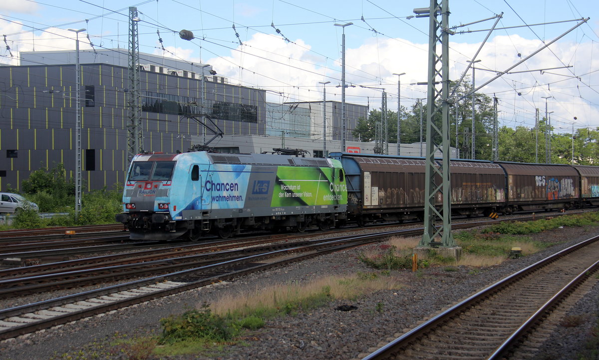 Ein Nachschuss von der 185 152-6 K+S  fährt als Schubhilfe sie schiebt einen Güterzug aus  Köln-Gremberg(D) nach Antwerpen-Noord(B),aufgenommen bei der Ausfahrt aus Aachen-West in Richtung Montzen/Belgien. Aufgenommen vom Bahnsteig in Aachen-West. Bei Sommerwetter am Nachmittag vom 16.6.2019.
