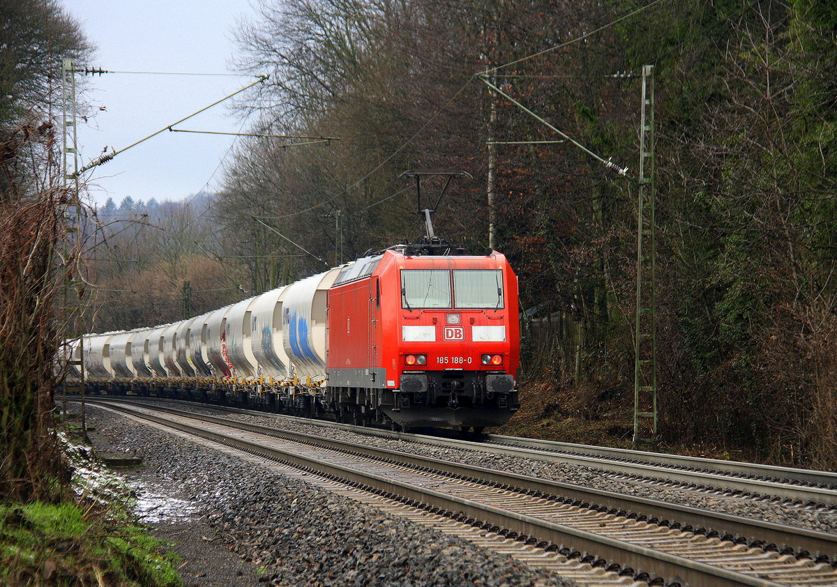 Ein Nachschuss von der 185 188-0 DB fährt als Schubhilfe sie schiebt einem schweren Zuckerzug aus Wabern(D) nach Antwerpen-Lillo(B) bis zum Gemmenicher-Tunnel. Vorne fährt die Class 66 653-03 von HSL.
Aufgenommen an der Montzenroute am Gemmenicher-Weg. 
Bei Wolken und Schnee am Kalten Vormittag vom 28.12.2017.
