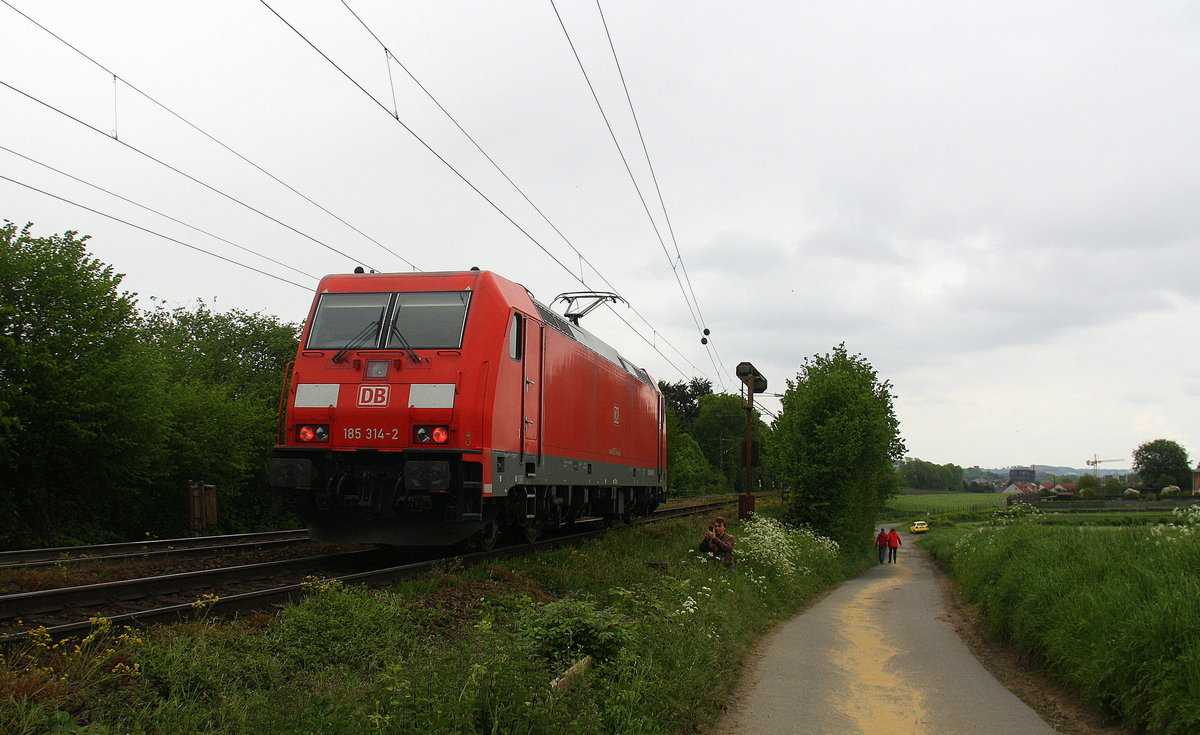 Ein Nachschuss von der 185 314-2 DB kommt von einer Schubhilfe vom Gemmenicher Tunnel zurück nach Aachen-West. 
Aufgenommen an der Montzenroute am Gemmenicher-Weg.
Bei Regenwolken am Nachmittag vom 20.5.2016.
 