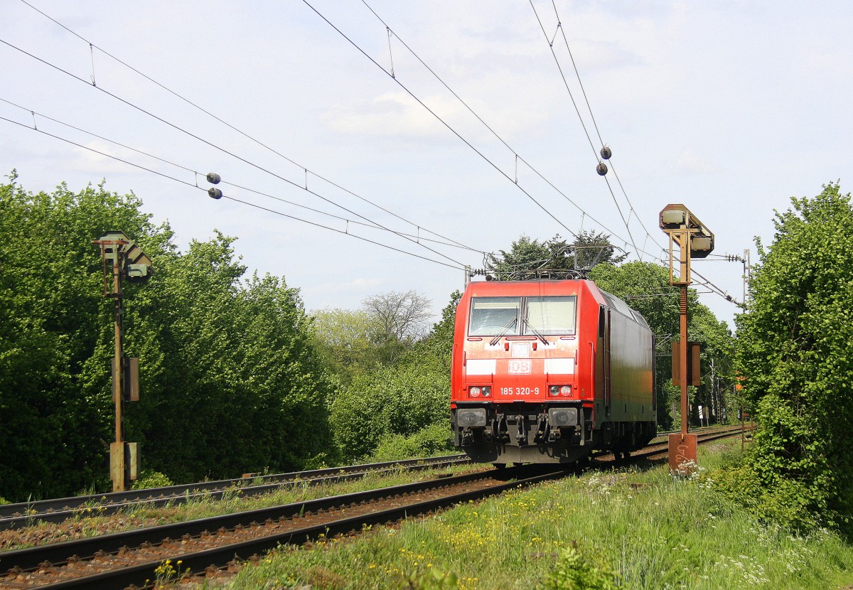 Ein Nachschuss von der 185 320-9 DB kommt von einer Schubhilfe aus Richtung Gemmenicher Tunnel zurück nach Aachen-West. 
Aufgenommen an der Montzenroute am Gemmenicher-Weg. 
Bei schönem Frühlingswetter am Nachmittag vom 18.5.2015.