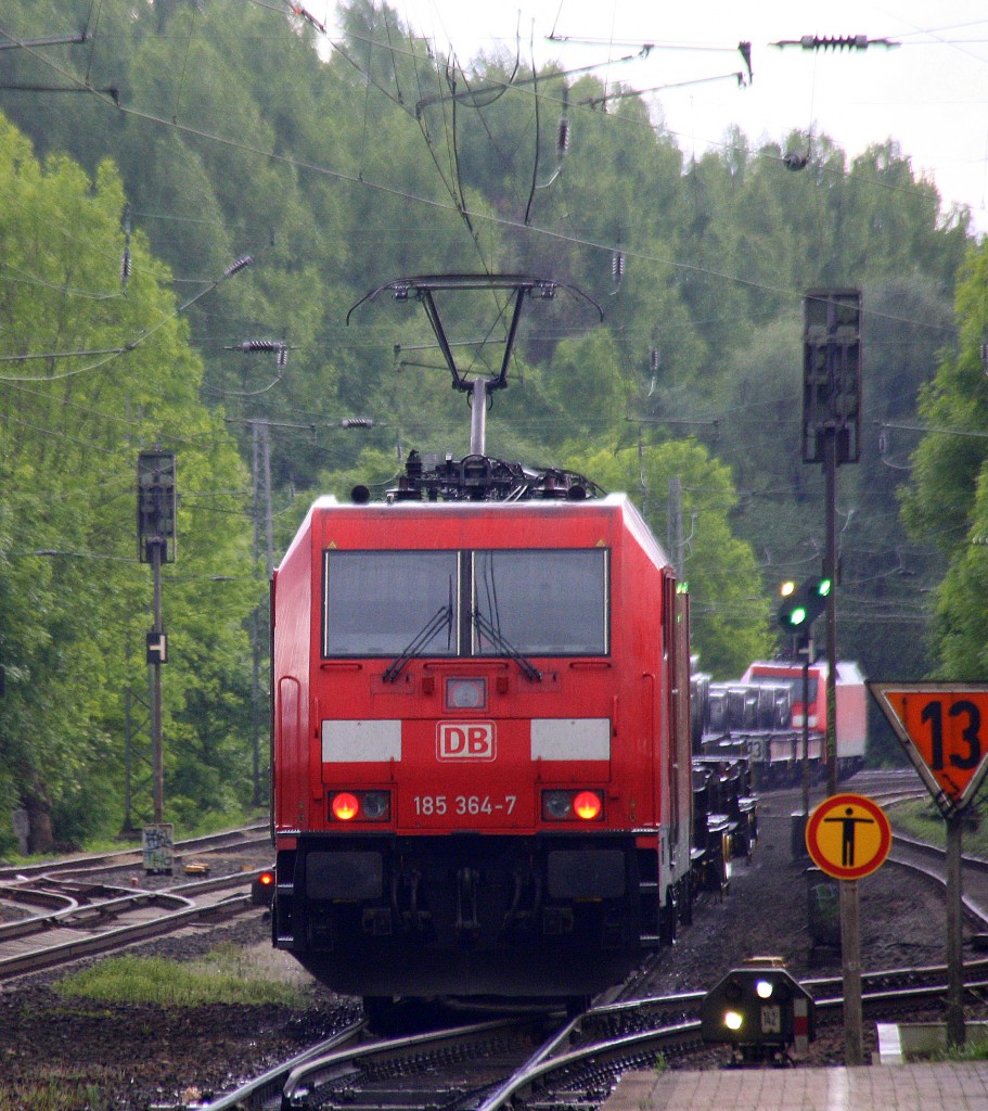 Ein Nachschuss von der 185 364-7 DB und schiebt einen schweren Coilzug aus Bremen(D) nach Kinkempois(B) und Vorne fährt eine 152 077-4 DB und fährt in Richtung Richterich,Laurensberg,Aachen-West.
Aufgenommen in Kohlscheid am Bahnhof bei Regenwolken am Abend vom 12.5.2014.