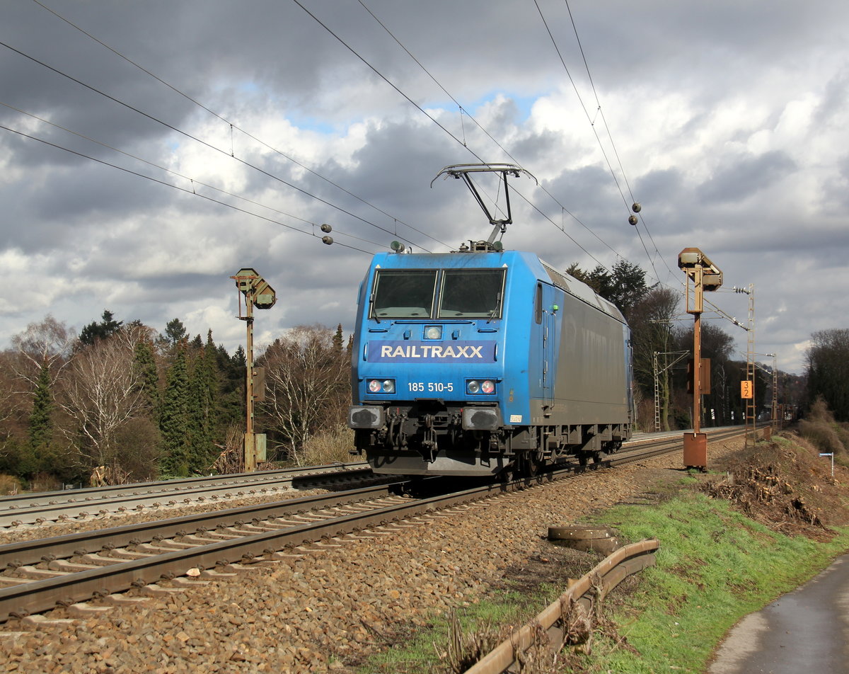 Ein Nachschuss von der 185 510-5 von Railtraxx kommt von einer Schubhilfe vom Gemmenicher Tunnel zurück nach Aachen-West. 
Aufgenommen an der Gemmenicher-Rampe am Gemmenicher-Weg auf dem Montzenroute. 
Bei Sonne und Regenwolken am Mittag vom 5.3.2019. 