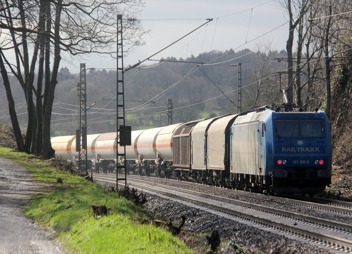 Ein Nachschuss von der 185 510-5 von Railtraxx fährt als Schubhilfe sie schiebt einem schweren Güterzug aus Linz Voestalpine(A) nach Antwerpen Waaslandhaven(B) bis zum Gemmenicher-Tunnel. Vorne fährt die Class 66 6601 von Captrain fährt jetzt für Railtraxx.
Aufgenommen an der Montzenroute am Gemmenicher-Weg. 
Bei Sonne und Regenwolken am Nachmittag vom 7.3.2019.