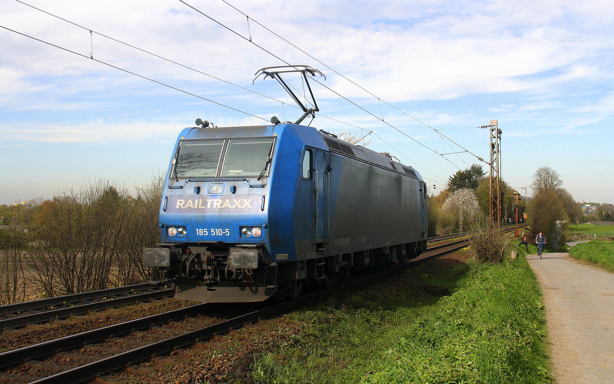 Ein Nachschuss von der 185 510-5 von Railtraxx kommt von einer Schubhilfe vom Gemmenicher Tunnel zurück nach Aachen-West. Aufgenommen an der Gemmenicher-Rampe am Gemmenicher-Weg auf dem Montzenroute. 
Bei schönem Frühlingswetter am Nachmittag vom 21.4.2016.