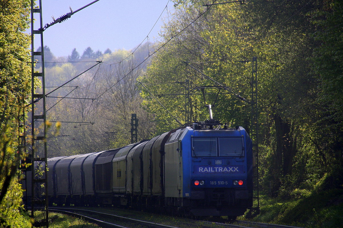 Ein Nachschuss von der 185 510-5 von Railtraxx fährt als Schubhilfe sie schiebt einem schweren Coilzug aus Linz Voestalpine(A) nach Antwerpen Waaslandhaven(B) bis zum Gemmenicher-Tunnel. Vorne fährt die Class 66 266 026-4 von Railtraxx. Aufgenommen an der Gemmenicher-Rampe am Gemmenicher-Weg auf dem Montzenroute.
Bei Sonne und Regenwolken am Nachmittag vom 28.4.2016.