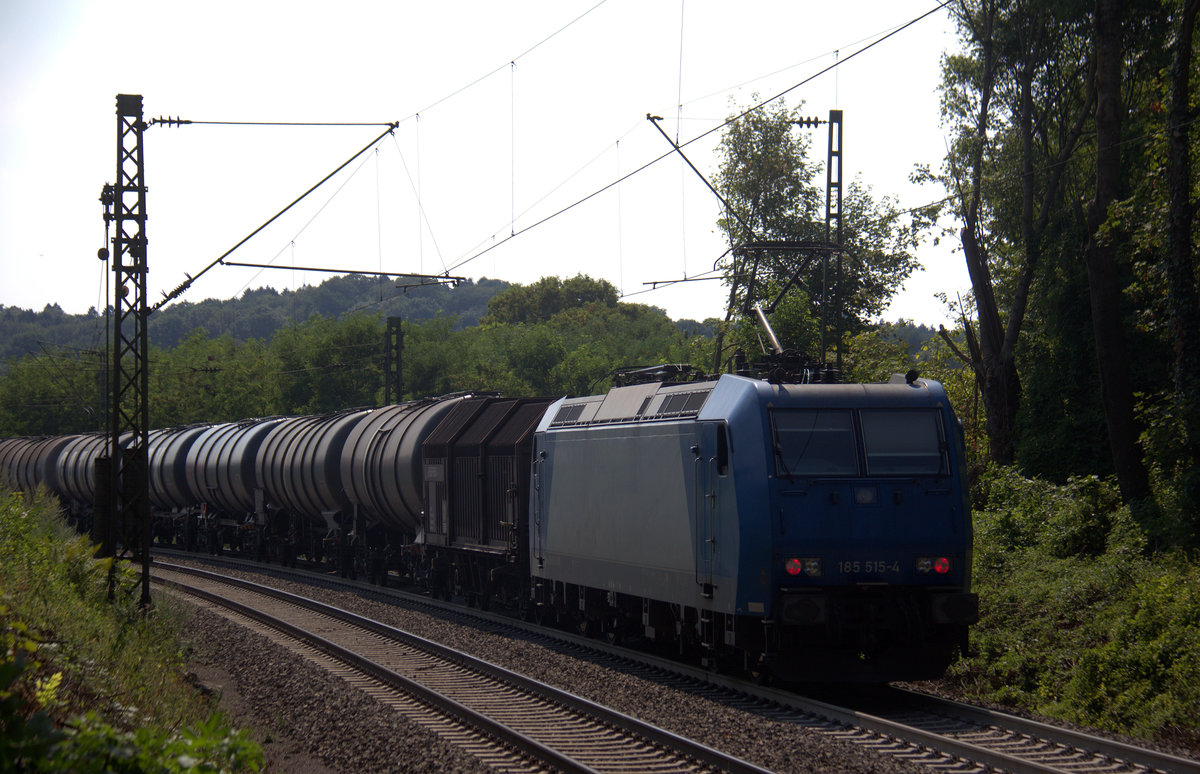 Ein Nachschuss von der 185 515-4 von Railtraxx fährt als Schubhilfe sie schiebt einem schweren gemischten Güterzug aus Linz Voestalpine(A) nach Antwerpen Waaslandhaven(B) bis zum Gemmenicher-Tunnel. Vorne fährt die Class 66 266 118-9 von Railtraxx.
Aufgenommen an der Gemmenicher-Rampe am Gemmenicher-Weg auf dem Montzenroute.
Bei Sommerwetter am Nachmittag vom 2.8.2018. 
