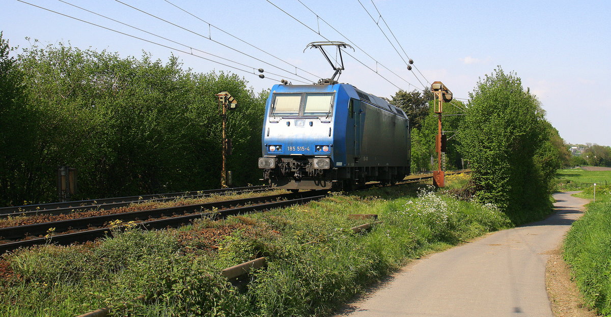 Ein Nachschuss von der 185 515-4 von Railtraxx kommt von einer Schubhilfe vom Gemmenicher Tunnel zurück nach Aachen-West. 
Aufgenommen an der Gemmenicher-Rampe am Gemmenicher-Weg auf dem Montzenroute. 
Bei Sommerwetter am Nachmittag vom 12.5.2016. 