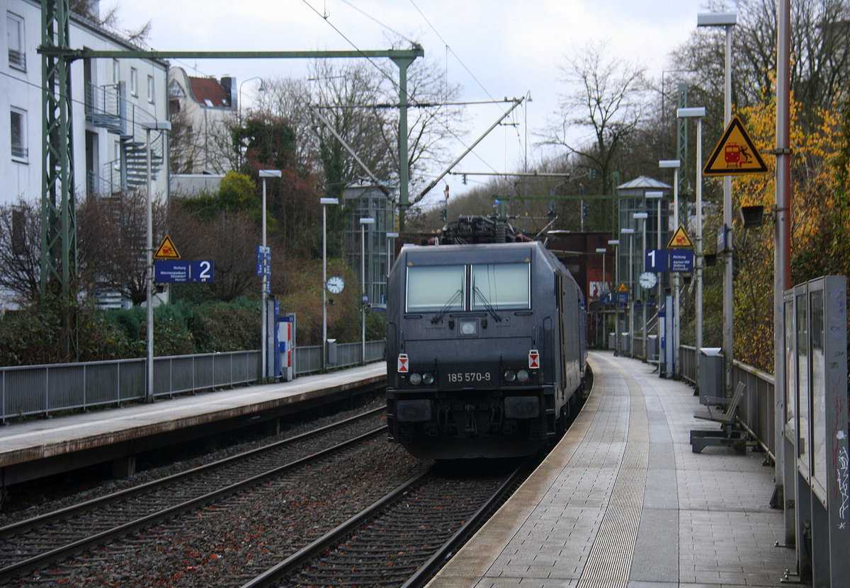 Ein Nachschuss von der 185 570-9  von MRCE/SBB Cargo und 482 015-5 von der SBB-Cargo  und kammen als Lokzug von Aachen-West(D) nach Köln-Eifeltor(D) und fuhren durch Aachen-Schanz in Richtung Aachen-Hbf,Aachen-Rothe-Erde,Stolberg-Hbf(Rheinland)Eschweiler-Hbf,Langerwehe,Düren,Merzenich,Buir,Horrem,Kerpen-Köln-Ehrenfeld,Köln-West,Köln-Süd. Aufgenommen vom Bahnsteig von Aachen-Schanz. 
Am Kalten Morgen vom 14.12.2017.