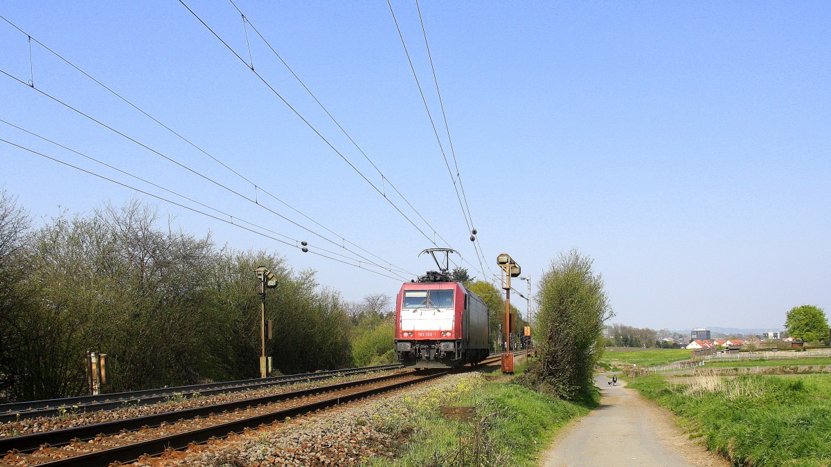 Ein Nachschuss von der 185 593-1 von Crossrail kommt von einer Schubhilfe aus Richtung Gemmenicher Tunnel zurück nach Aachen-West. Aufgenommen an der Montzenroute am Gemmenicher-Weg bei schönem Frühlingswetter am 23.4.2015.