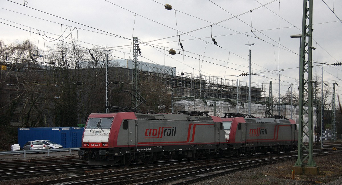 Ein Nachschuss von der 185 593-1,185 599-8 beide von Crossrail fahren als Lokzug aus Aachen-West nach Köln und fahren aus Aachen-West in Richtung Aachen-Schanz,Aachen-Hbf.
Aufgenommen vom Bahnsteig in Aachen-West am 2.1.2015.