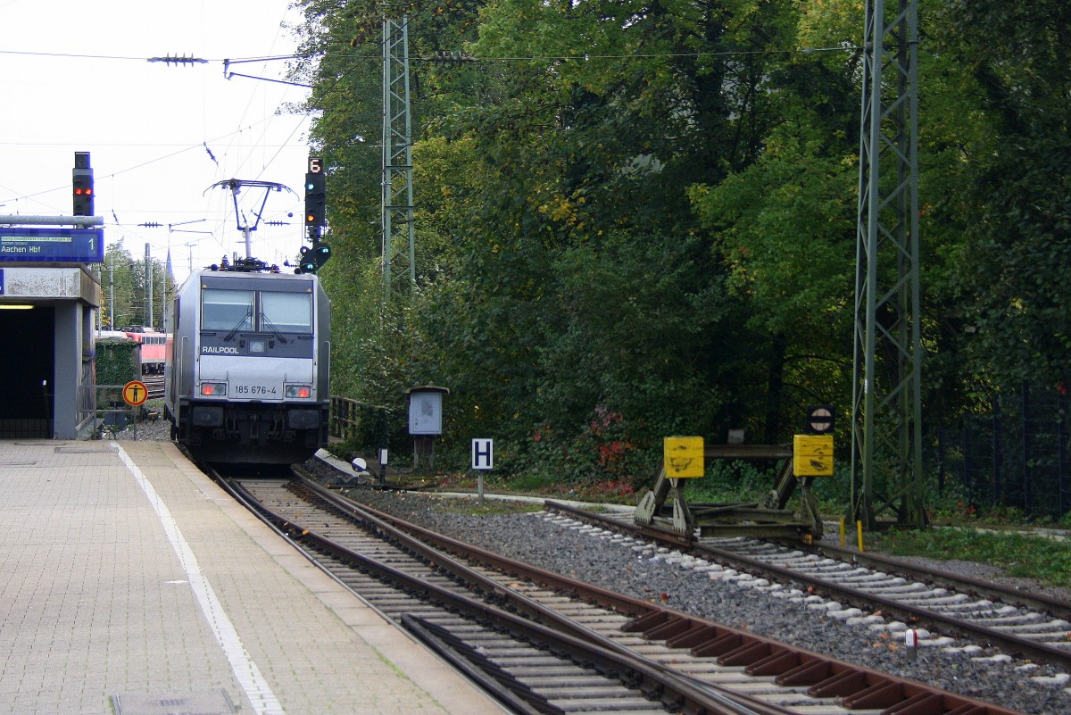 Ein Nachschuss von der 185 676-4 von Railpool kommt als Lokzug durch Aachen-West aus Richtung Herzogenrath,Kohlscheid,Richterich,Laurensberg und fährt in Richtung Aachen-Schanz,Aachen-Hbf,Köln. Aufgenommen vom Bahnsteig in Aachen-West bei Sonne und Wolken am 12.10.2014.