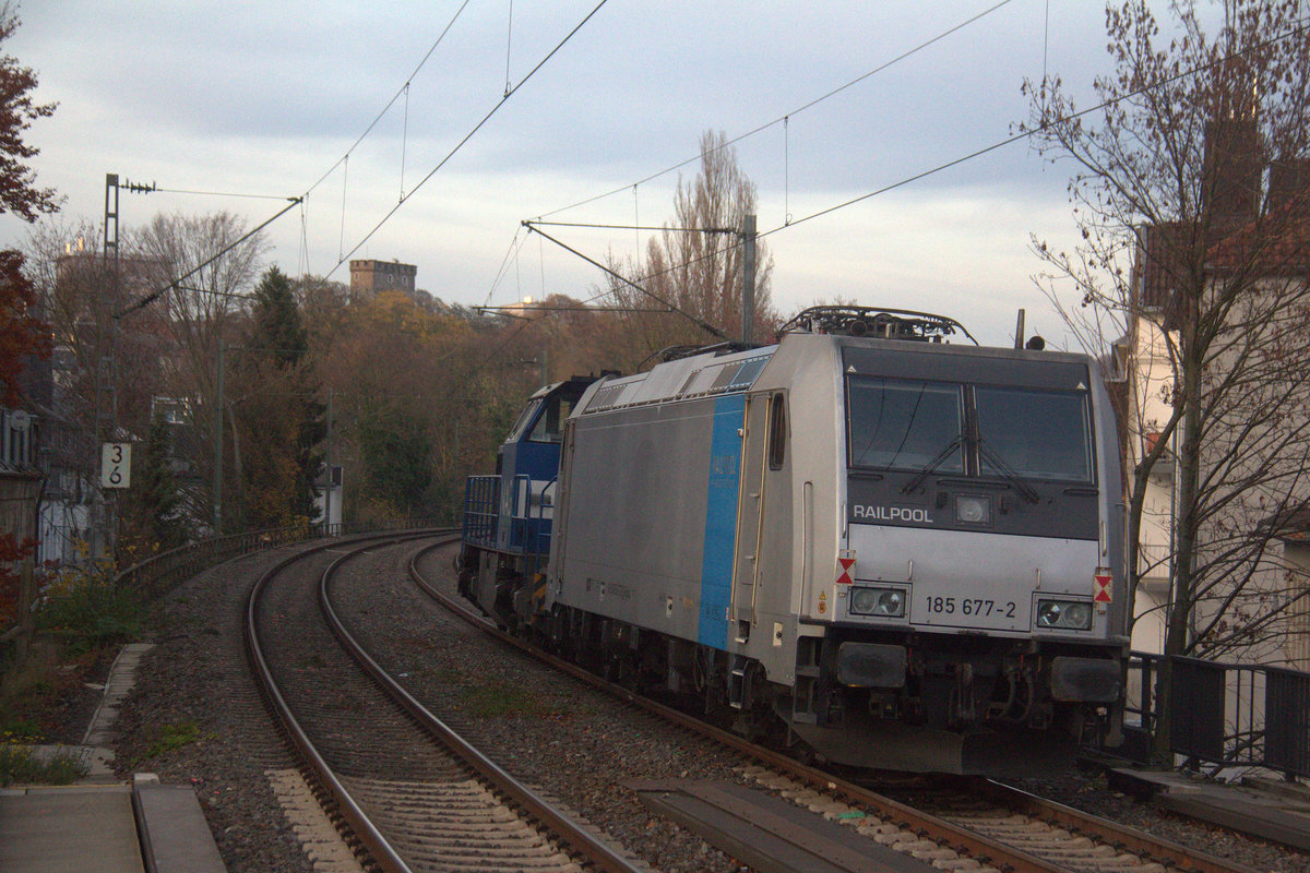 Ein Nachschuss von der  185 677-2 von Railtraxx und eine Rangierlok und kamm aus Richtung Aachen-Hbf und fuhren durch Aachen-Schanz in Richtung Aachen-West.
Aufgenommen vom Bahnsteig von Aachen-Schanz.
Am Nachmittag vom 22.11.2019.