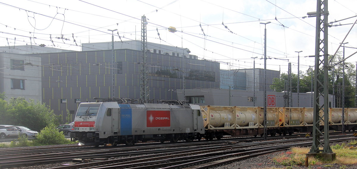 Ein Nachschuss von der 186 187-1 von Crossrail sie lief kalt mit einem GTS-Containerzug aus Zeebrugge-Ramskapelle(B) nach Piacenza(I) und fährt in Richtung Aachen-Schanz,Aachen-Hbf,Aachen-Rothe-Erde,Stolberg-Hbf(Rheinland)Eschweiler-Hbf,Langerwehe,Düren,Merzenich,Buir,Horrem,Kerpen-Köln-Ehrenfeld,Köln-West,Köln-Süd.
Vorne fährt die 486 504 von BLS.
Aufgenommen vom Bahnsteig von Aachen-West. 
Bei Sommerwetter am Morgen vom 11.6.2019.