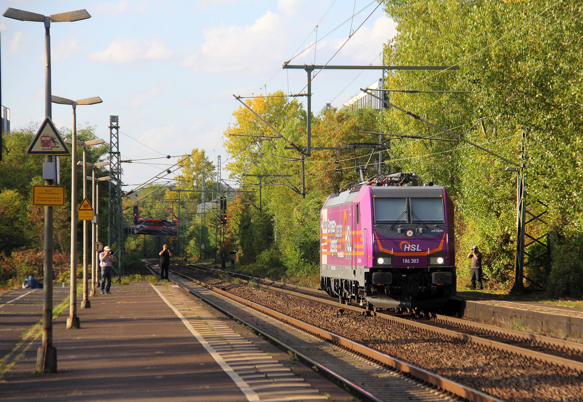 Ein Nachschuss von der 186 383-6 von Akiem und HSL und kamm als Lokzug aus Dillingen(an der Saar) nach Viersen-Gbf(D) und kommt aus Richtung Koblenz und fährt durch Bonn-Oberkassel in Richtung Köln-Gremberg. 
Aufgenommen vom Bahnsteig von Bonn-Oberkassel an der rechten Rheinstrecke. 
Bei Sommerwetter im Oktober am 6.10.2018.