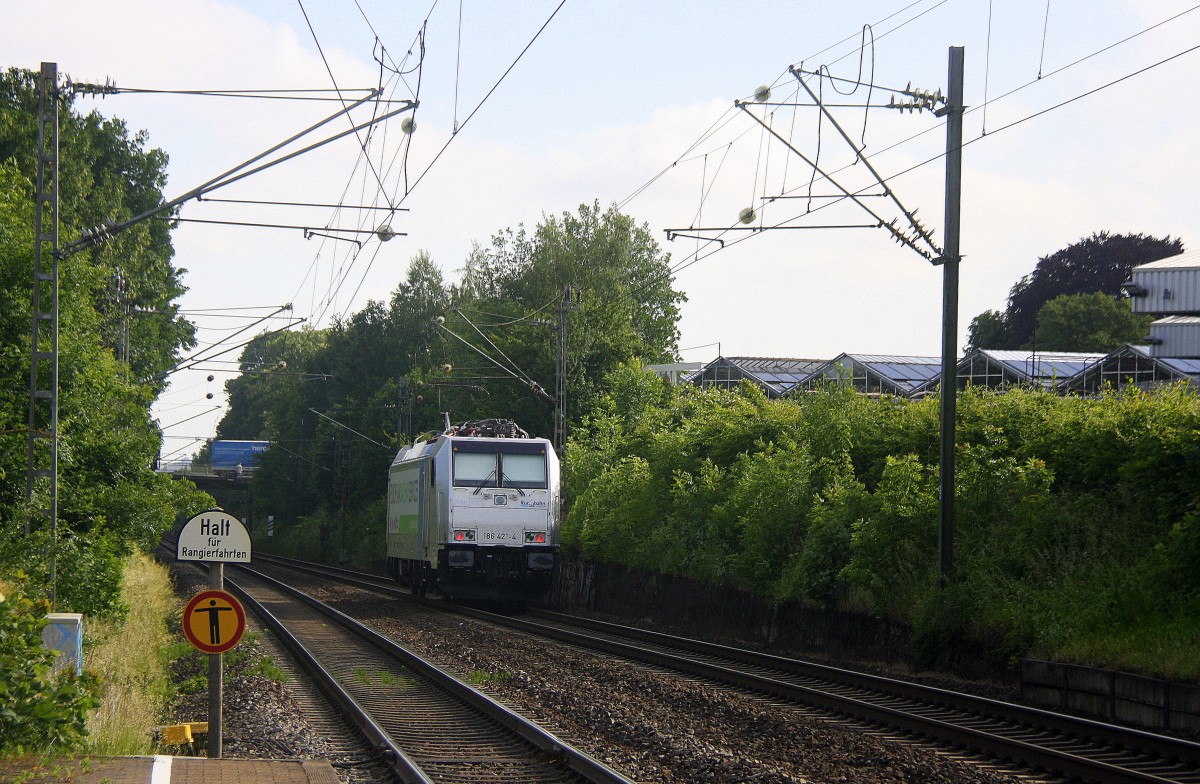 Ein Nachschuss von der 186 421-4 von der Rurtalbahn  fährt als Lokzug aus Aachen-West nach Neuss und fährt durch Kohlscheid und fährt in Richtung Herzogenrath.
Bei Sonne und Wolken am Morgen vom 8.6.2015.