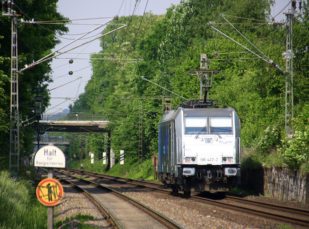 Ein Nachschuss von der  186 422-2 von der Rurtalbahn  und kommt als Lokzug aus Aachen-West nach Viersen  und kam aus Richtung Aachen-Hbf,Aachen-Schanz,Aachen-West,Laurensberg,Richterich,  und fuhr durch Kohlscheid in Richtung Herzogenrath,Hofstadt,Finkenrath,Rimburg,Übach-Palenberg,Zweibrüggen,Frelenberg,Geilenkirchen,Süggerrath,Lindern,Brachelen,Hückelhoven-Baal,Baal,Erkelenz,Herrath,Beckrath,Wickrath. 
Aufgenommen von Bahnsteig 2 in Kohlscheid. 
Bei Sommerwetter am Nachmittag vom 23.5.2017.
