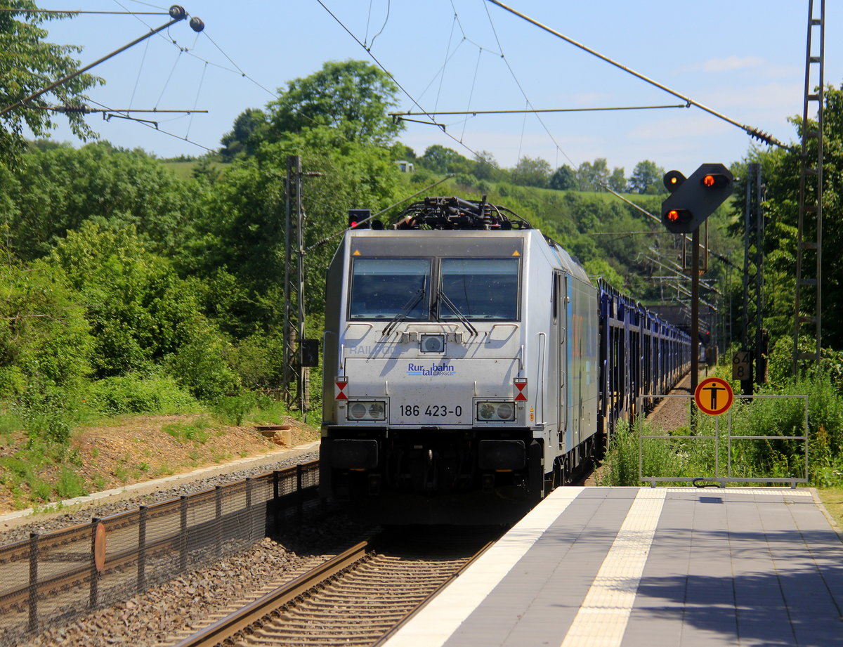 Ein Nachschuss von der 186 423-0 von der Rurtalbahn-Cargo sie lief kalt mit einem Autoleerzug aus Belgien nach Passau Vorne fährt die 186 207 von der Rurtalbahn-Cargo und kommt aus Richtung Aachen-West,Aachen-Schanz,Aachen-Hbf,Aachen-Rothe-Erde und fährt durch Aachen-Eilendorf in Richtung Stolberg-Hbf(Rheinland)Eschweiler-Hbf,Langerwehe,Düren,Merzenich,Buir,Horrem,Kerpen-Köln-Ehrenfeld,Köln-West,Köln-Süd. Aufgenommen vom Bahnsteig 2 in Aachen-Eilendorf. 
Bei Sommerwetter am Mittag vom 14.6.2019.