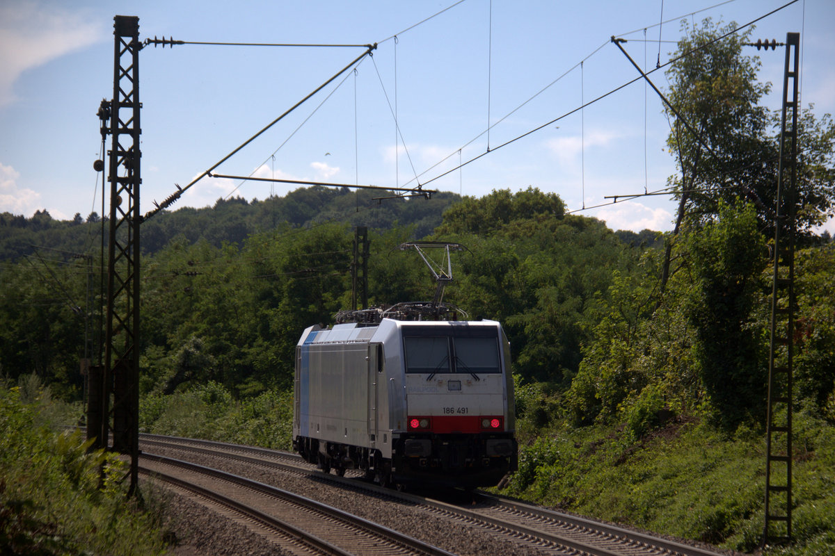 Ein Nachschuss von der 186 491-7 von Lineas/Railpool sie fährt als Lokzug aus Aachen-West nach Belgien und fährt die Gemmenicher-Rampe hoch. 
Aufgenommen an der Montzenroute am Gemmenicher-Weg. 
Bei Sommerwetter am Nachmittag vom 27.7.2018.