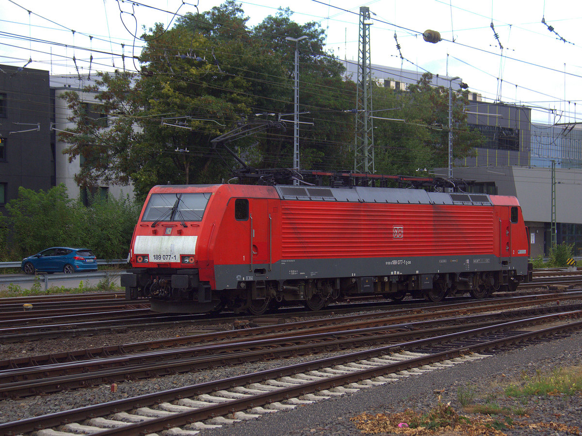 Ein Nachschuss von der 189 077-1 DB sie fährt als Lokzug aus Aachen-West nach Stolberg-Hbf  bei der Ausfahrt aus Aachen-West und fährt in Richtung Aachen-Schanz,Aachen-Hbf,Aachen-Rothe-Erde,Stolberg-Hbf(Rheinland).
Aufgenommen vom Bahnsteig in Aachen-West. 
Bei Sonne und Wolken am Nachmittag vom 2.9.2018.