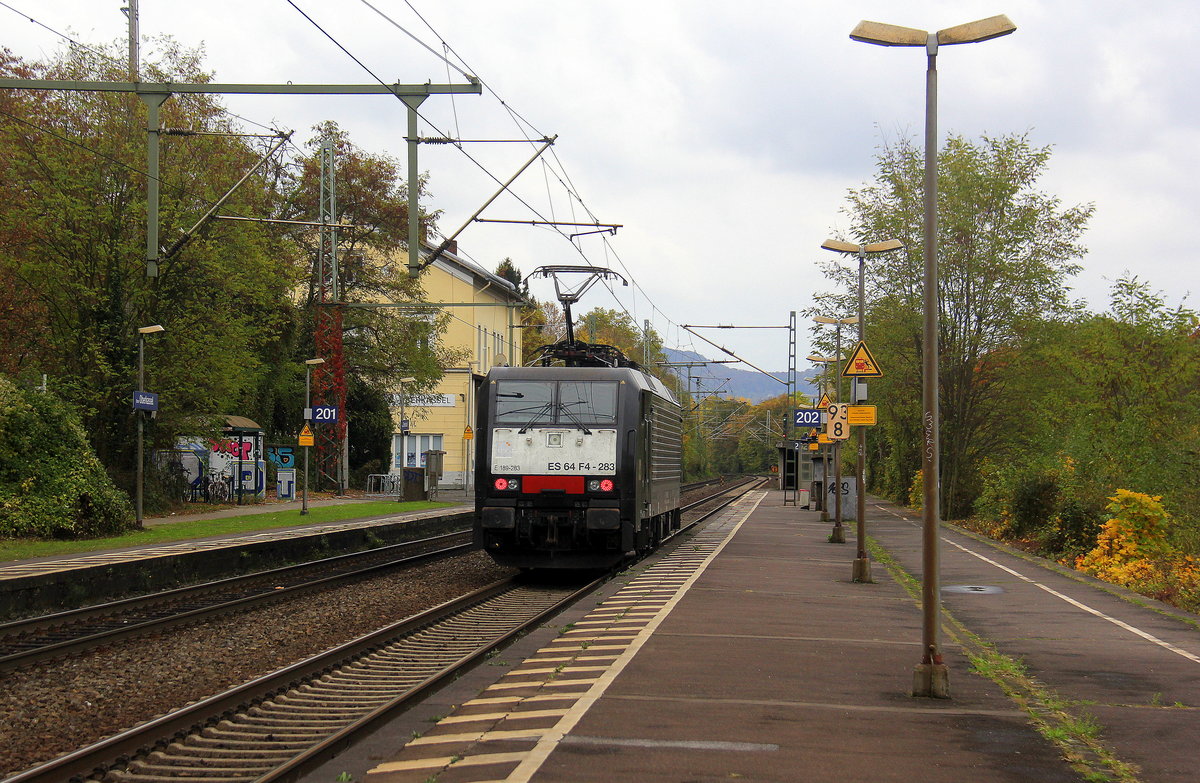 Ein Nachschuss von der 189 283 von MRCE und kamm als Lokzug aus Norden nach Süden  und kamm aus Richtung Köln-Gremberg und fuhr durch Bonn-Oberkassel in Richtung Koblenz. 
Aufgenommen vom Bahnsteig von Bonn-Oberkassel an der rechten Rheinstrecke. 
Am Mittag vom 2.11.2018.