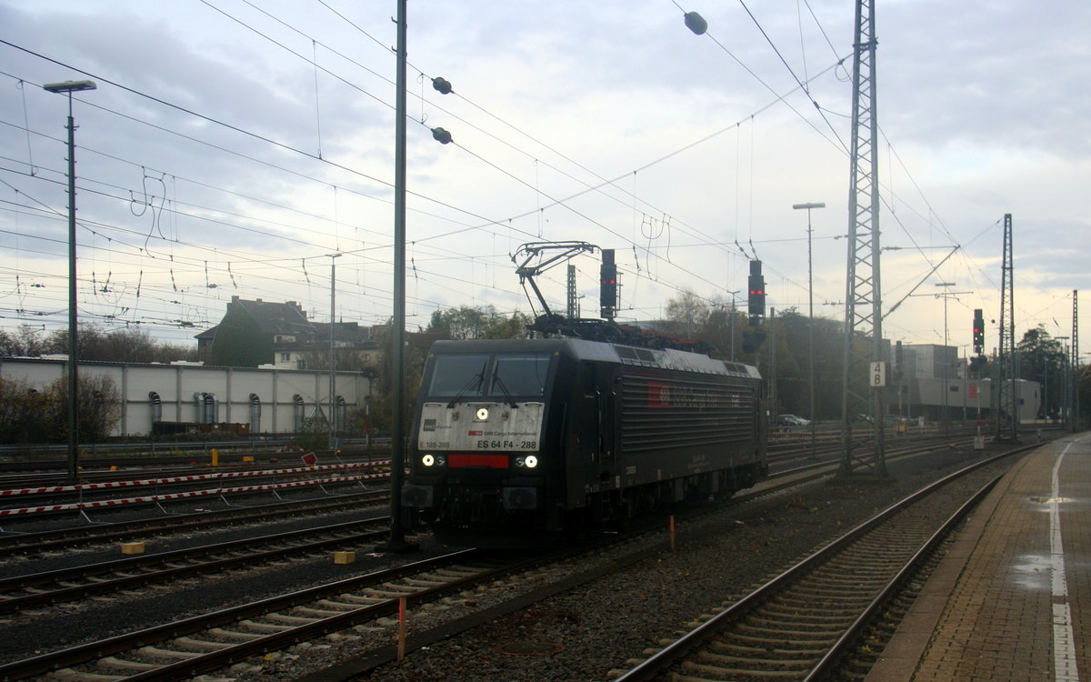 Ein Nachschuss von der 189 288 von der SBB Cargo(International) rangiert in Aachen-West. Aufgenommen vom Bahnsteig in Aachen-West. Bei Wolken am Nachmittag vom 17.11.2016.