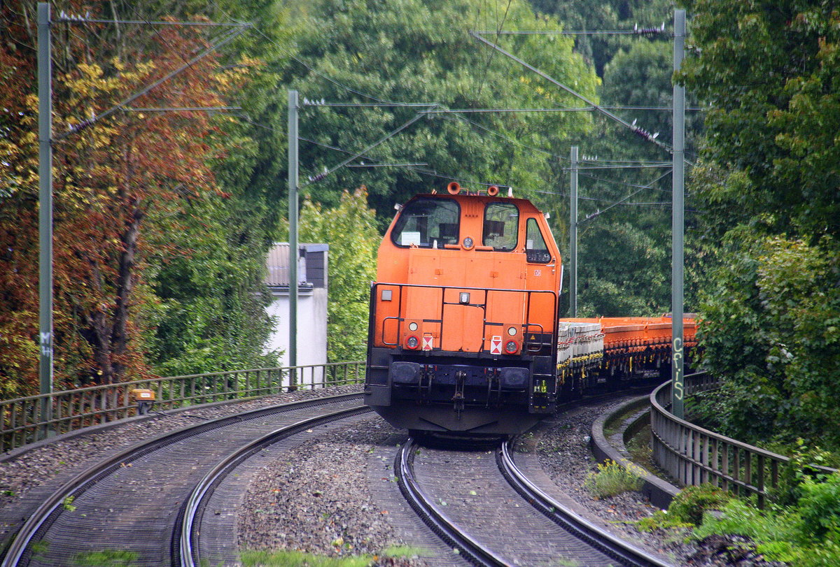 Ein Nachschuss von der 214 025-9 von BBL und sie schiebt einen Schotterzug aus Stolberg-Rheinland-Hbf nach Aachen-West. 
Aufgenommen vom Bahnsteig von Aachen-Schanz.
Bei Sommerwetter am Morgen vom 15.9.2017.