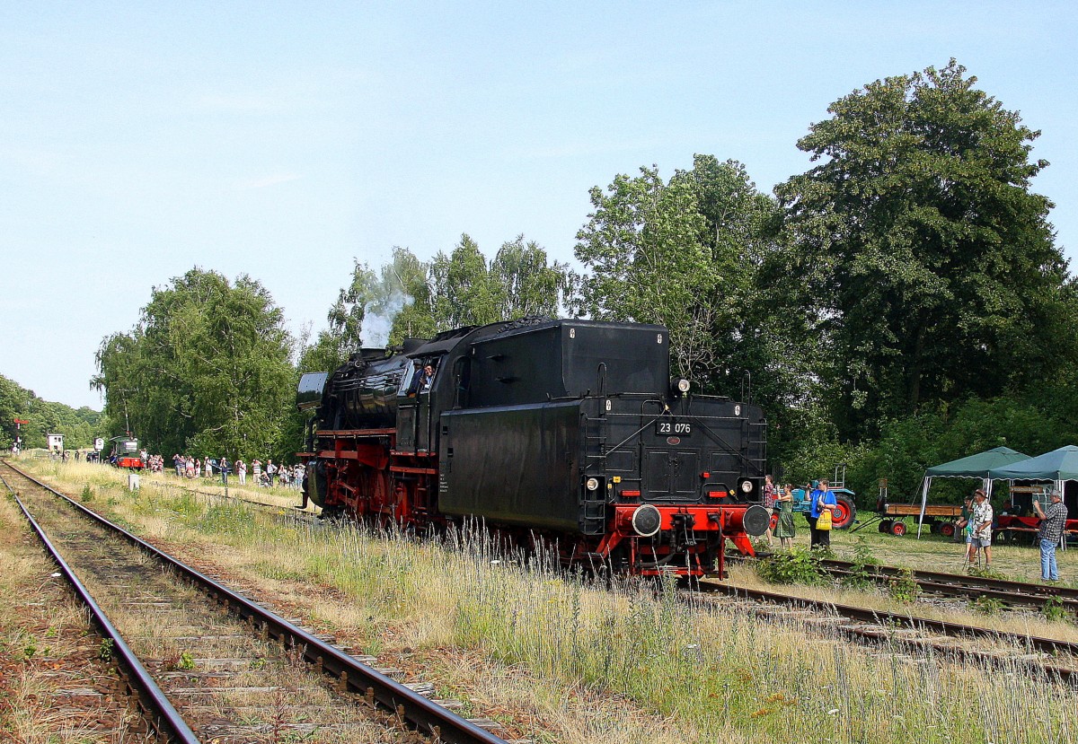Ein Nachschuss von der 23 076 der VSM macht viel Qulam in Simpelveld(NL).
Aufgenommen von Bahnsteig in Simpelveld(NL). 
Bei Sommerwetter am Nachmittag vom 11.7.2015.
