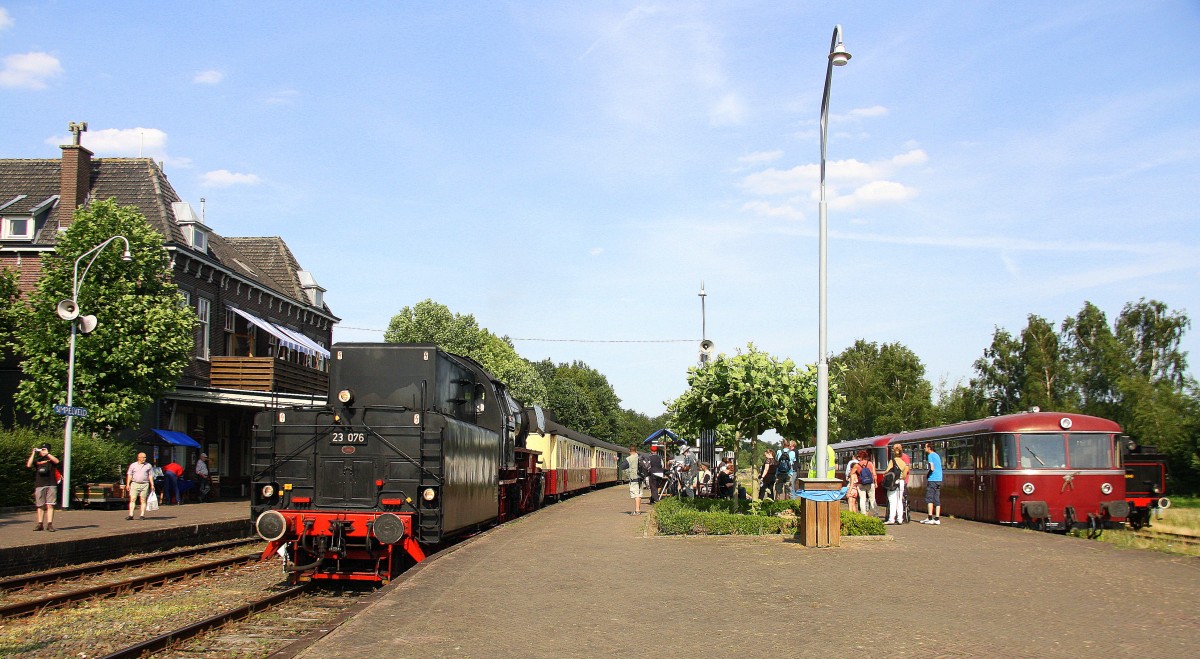 Ein Nachschuss von der 23 076 der VSM zieht ein Sonderzug von Simpelveld(NL) nach Schin-op-Geul(NL) bei der Abfahrt von Simpelveld(NL).
Bei Sommerwetter am Nachmittag vom 11.7.2015. 