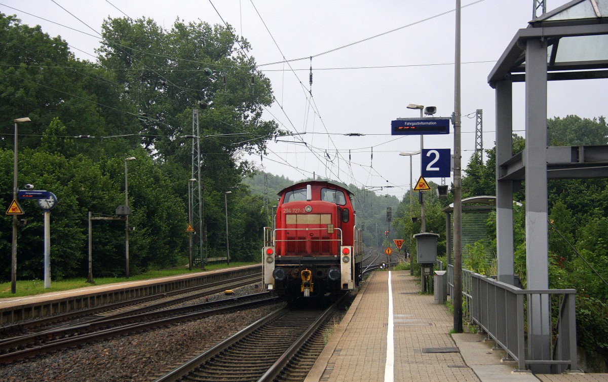 Ein Nachschuss von der 294 727-3 DB ährt als Lokzug aus Richtung Herzogenrath und durch Kohlscheid und in Richtung Aachen-West.
Bei Regenwetter am Nachmittag vom 13.7.2015 