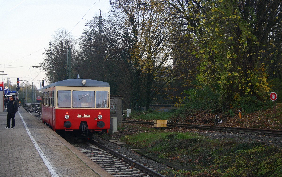 Ein Nachschuss von der 301 041-1 ein Schinenbus von der Rurtalbahn kommt mit einer Sonderfahrt durch Aachen-West aus Richtung Kohlscheid und fährt in Richtung Aachen-Schanz,Aachen-Hbf. Aufgenommen vom Bahnsteig in Aachen-West bei schönem Novemberwetter am Nachmittag vom 28.11.2014.