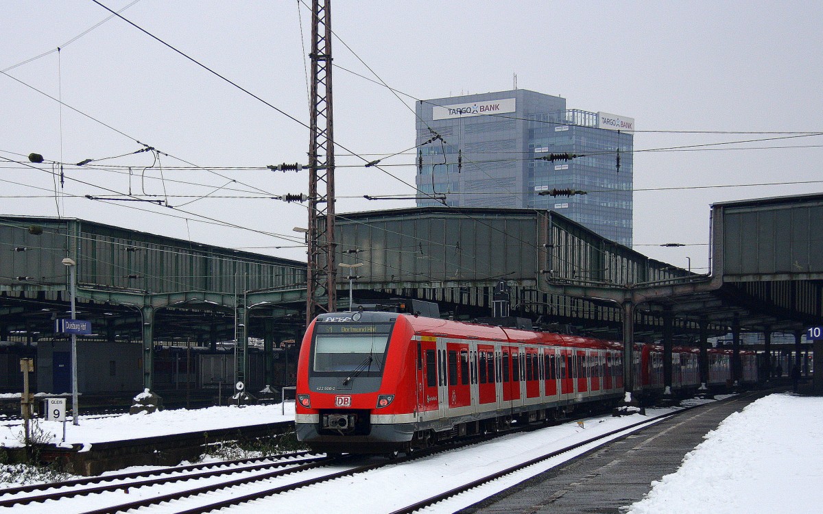 Ein Nachschuss von der 422 508-2,422 024-0 beide von DB als S1 kommen aus Solingen Hbf) nach Dortmund-Hbf und fahren in Duisburg-Hbf ein. Bei Schnee am Kalten Mittag vom 25.1.2015.