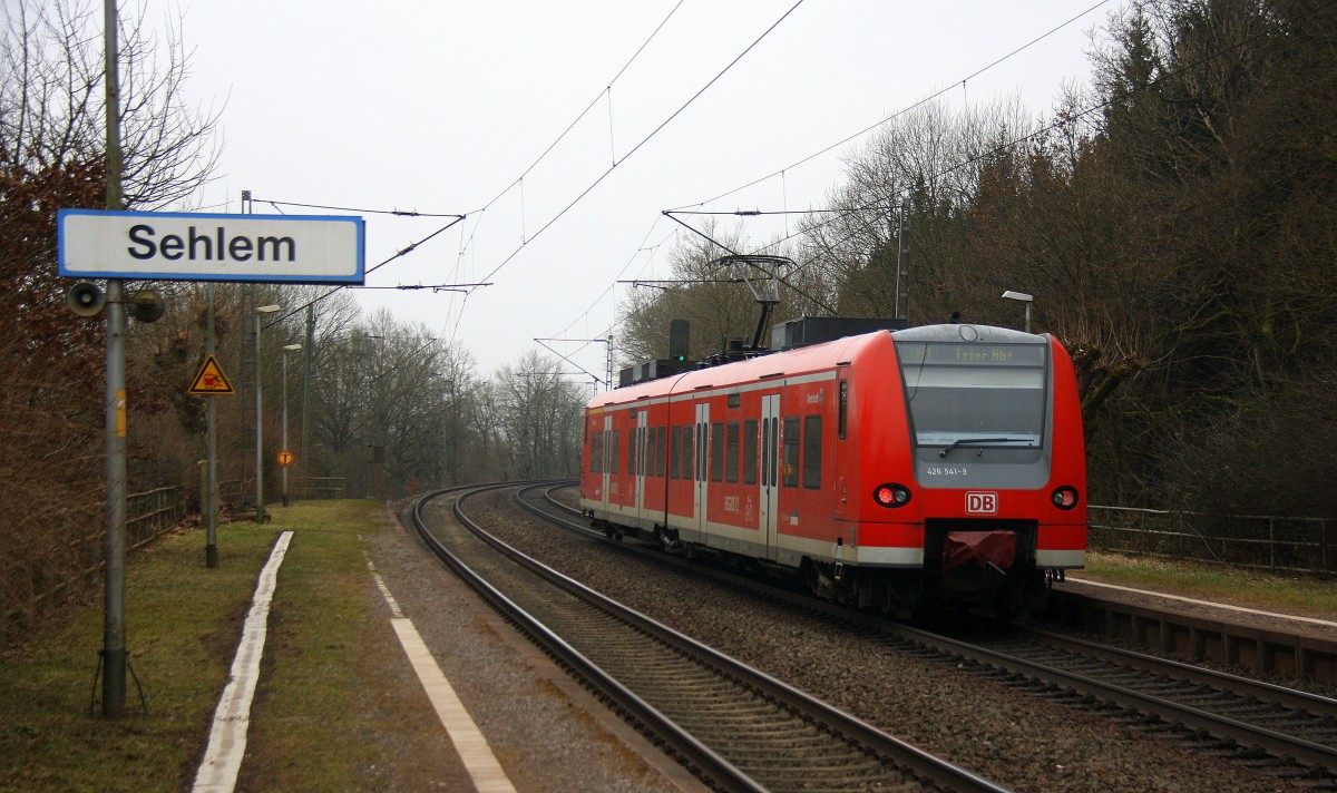 Ein Nachschuss von der 426 041-0 DB fährt als RB81 aus Koblenz-Hbf nach Trier-Hbf und hilt Sehlem und fährt in Richtung Trier. Bei Nebelwolken am Kalten Mittag vom 16.2.2015.