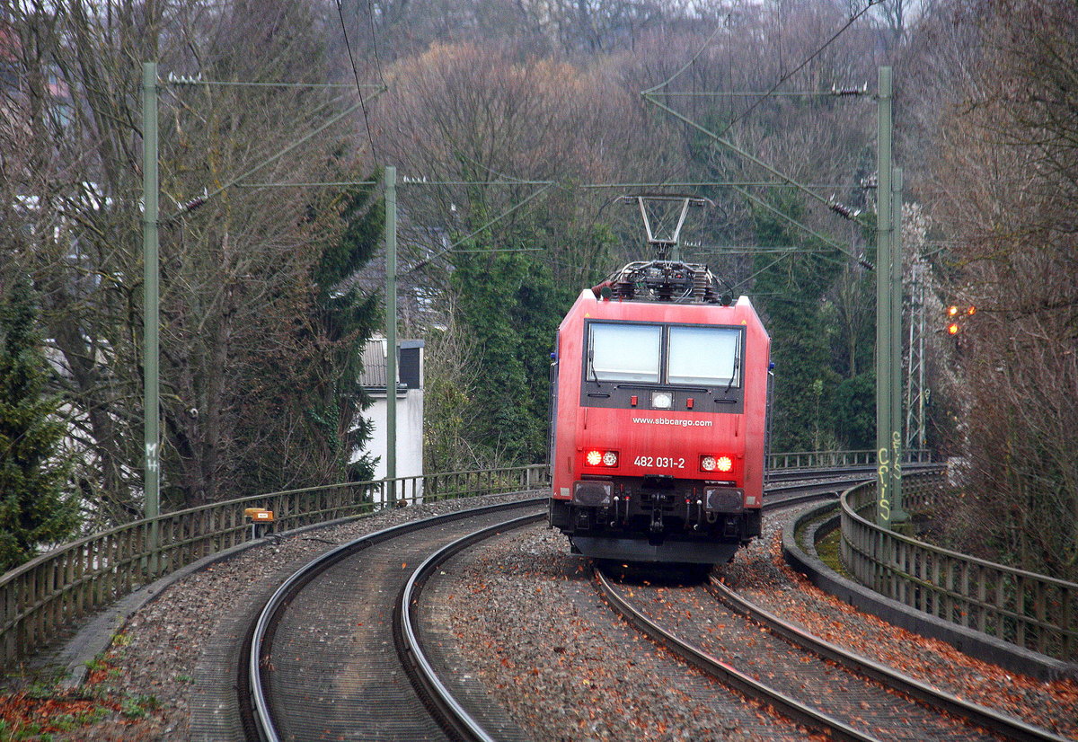 Ein Nachschuss von der 482 031-2  von der SBB-Cargo  kommt als Lokzug aus Köln-Eifeltor(D) nach Aachen-West(D) und fuhr durch Aachen-Schanz in Richtung Aachen-West. 
Aufgenommen vom Bahnsteig von Aachen-Schanz.
Am Kalten Morgen vom 7.12.2017.