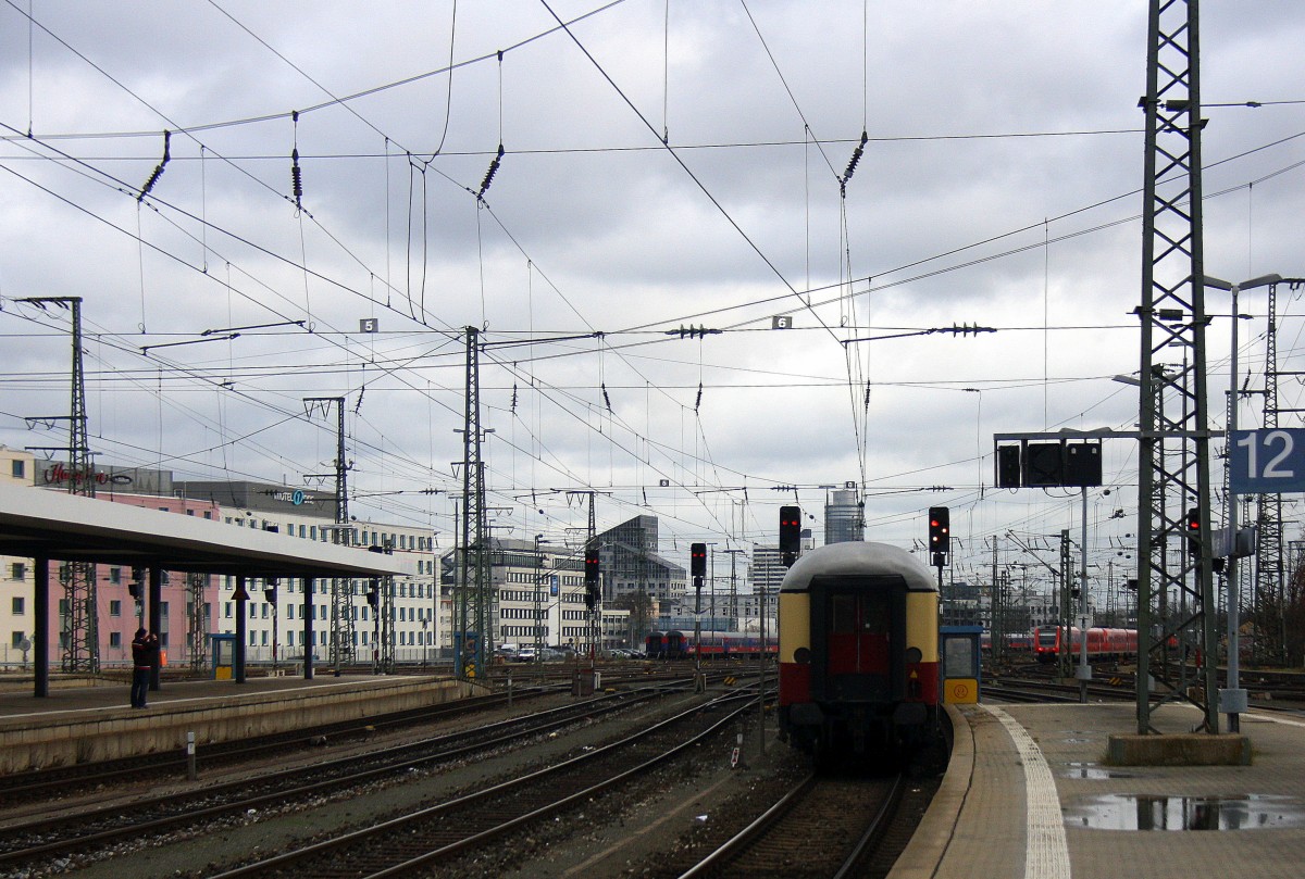 Ein Nachschuss vom AKE-Rheingold aus Aachen-Hbf nach Nürnberg-Hbf und Vorne fährt die 182 529 von TXL-Logistik.
Aufgenommen in Nürnberg-Hbf bei Regenwolken am Vormittag vom 20.12.2014.