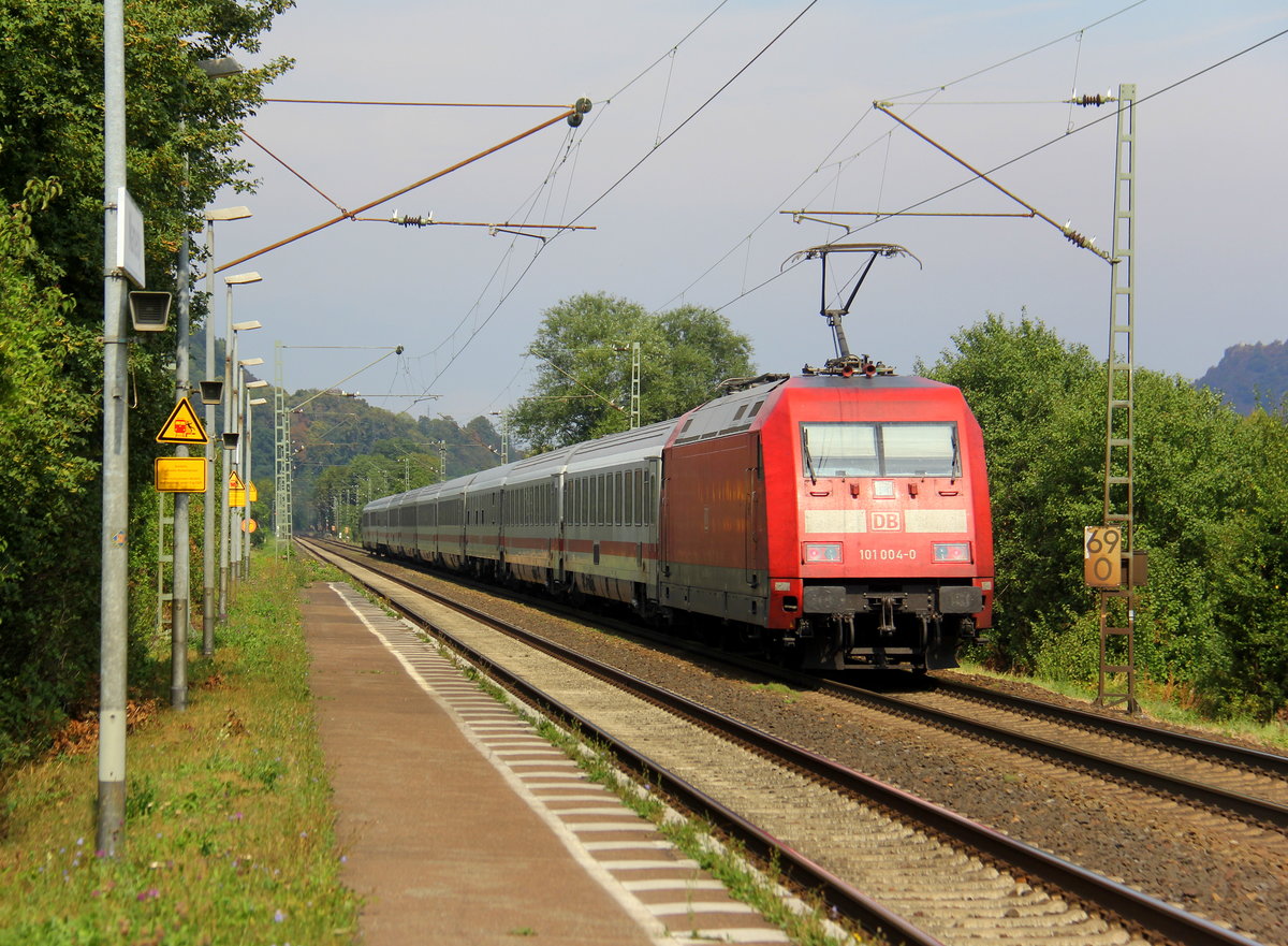 Ein nachschuss auf die 101 004-0 DB schiebt ein  IC 2226 aus Passau-Hbf(D) nach Kiel-Hbf(D)   und fuhr durch Namedy in Richtung Köln.
Aufgenommen vom Bahnsteig 2 in Namedy. 
Bei Sommerwetter am Vormittag vom 17.8.2018.