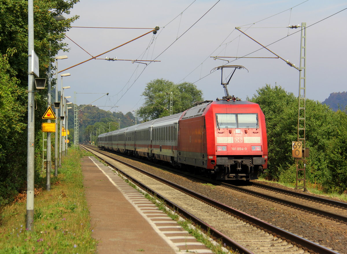 Ein nachschuss auf die 101 004-0 DB schiebt ein  IC 2226 aus Passau-Hbf(D) nach Kiel-Hbf(D)   und fuhr durch Namedy in Richtung Köln.
Aufgenommen vom Bahnsteig 2 in Namedy. 
Bei Sommerwetter am Vormittag vom 17.8.2018.