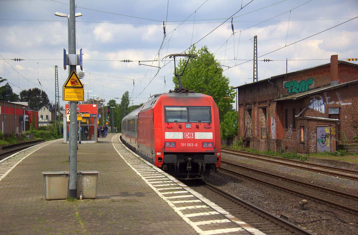 Ein Nachschuss auf die 101 063-6 DB  schiebt einen IC aus Richtung Koblenz,Bonn durch Roisdorf bei Bornheim in Richtung Köln.
Aufgenommen vom Bahnsteig in Roisdorf bei Bornheim. 
Bei schönem Sonnenschein und Wolken am Mittag vom 1.5.2018.