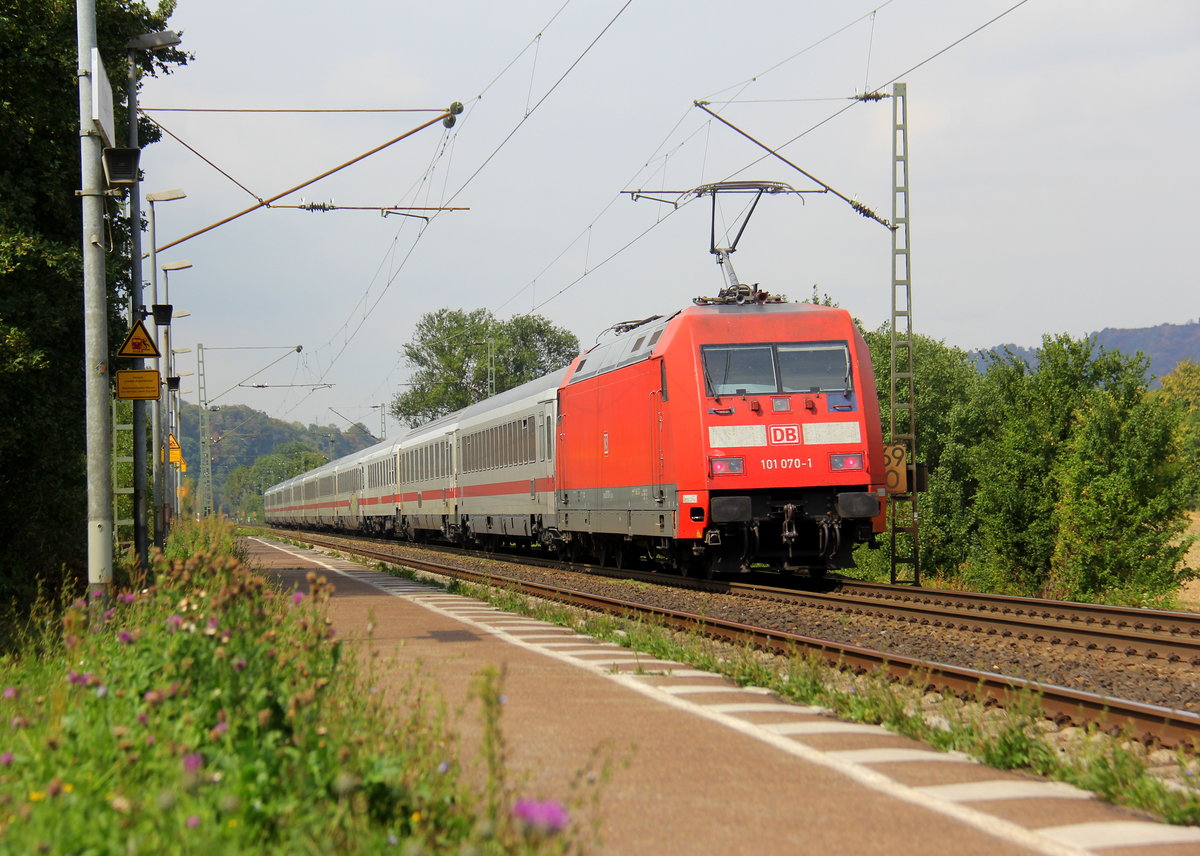 Ein Nachschuss auf die 101 070-1 DB  schiebt einen IC 2312 aus Stuttgart-Hbf(D) nach Hamburg-Altona(D) und fuhr durch Namedy in Richtung Köln. 
Aufgenommen vom Bahnsteig 2 in Namedy. 
Bei Sommerwetter am Nachmittag vom 17.8.2018.