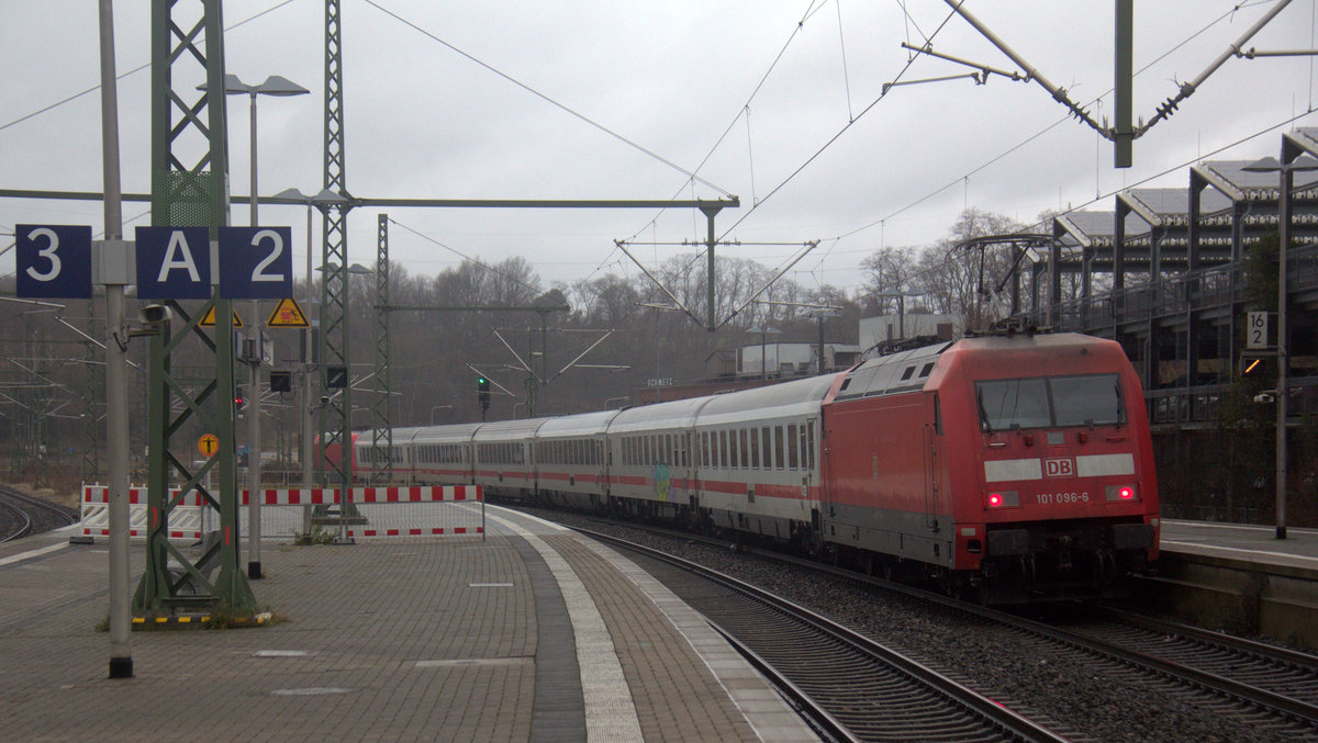 Ein Nachschuss auf die 101 096-6 DB sie  schiebt einen IC von Aachen-Hbf nach Stralsund-Hbf und hielt in Herzogenrath. 
Aufgenommen am Bahnhof von Herzogenrath. 
Am Mittag vom 3.1.2020.