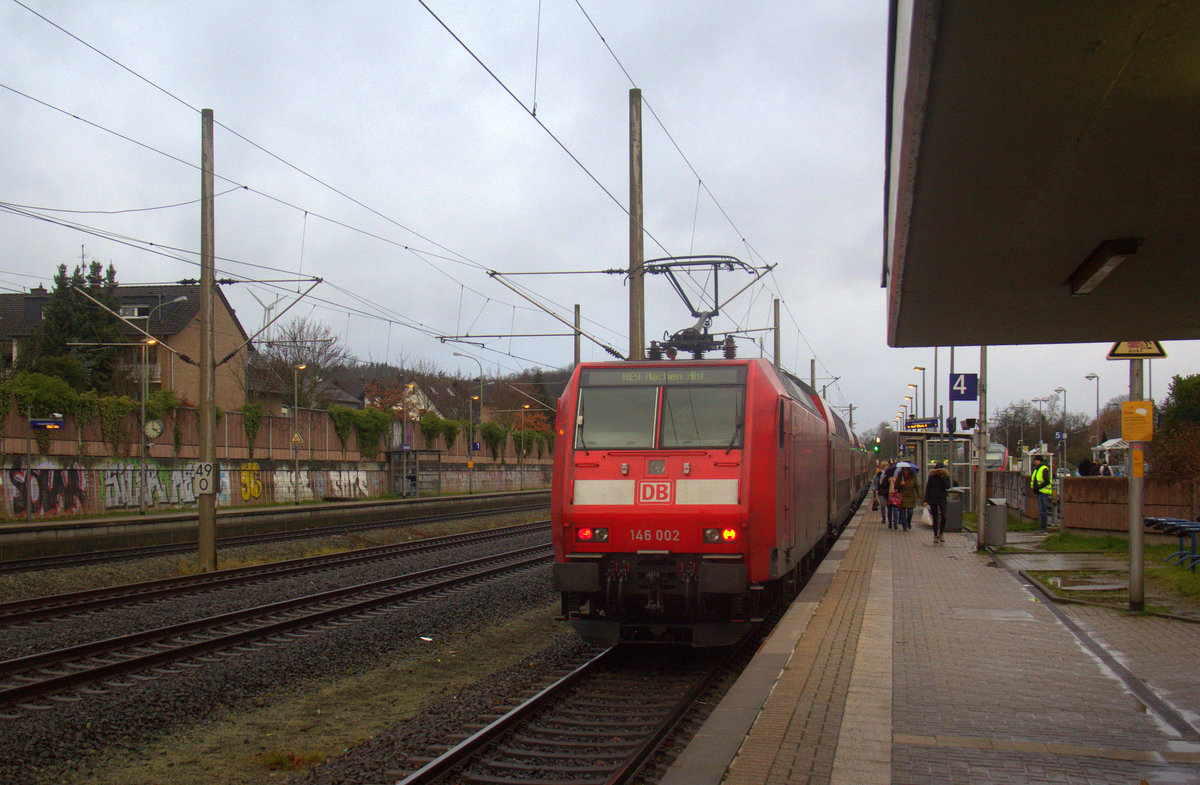 Ein Nachschuss auf die 146 002 DB schiebt den RE9 aus Siegen-Hbf nach Aachen-Hbf und hilt in Langerwehe und fuhr in Richtung Aachen.
Aufgenommen von Bahnsteig 4 in Langerwehe. 
Bei Regenwetter am Nachmittag vom 14.12.2019.

