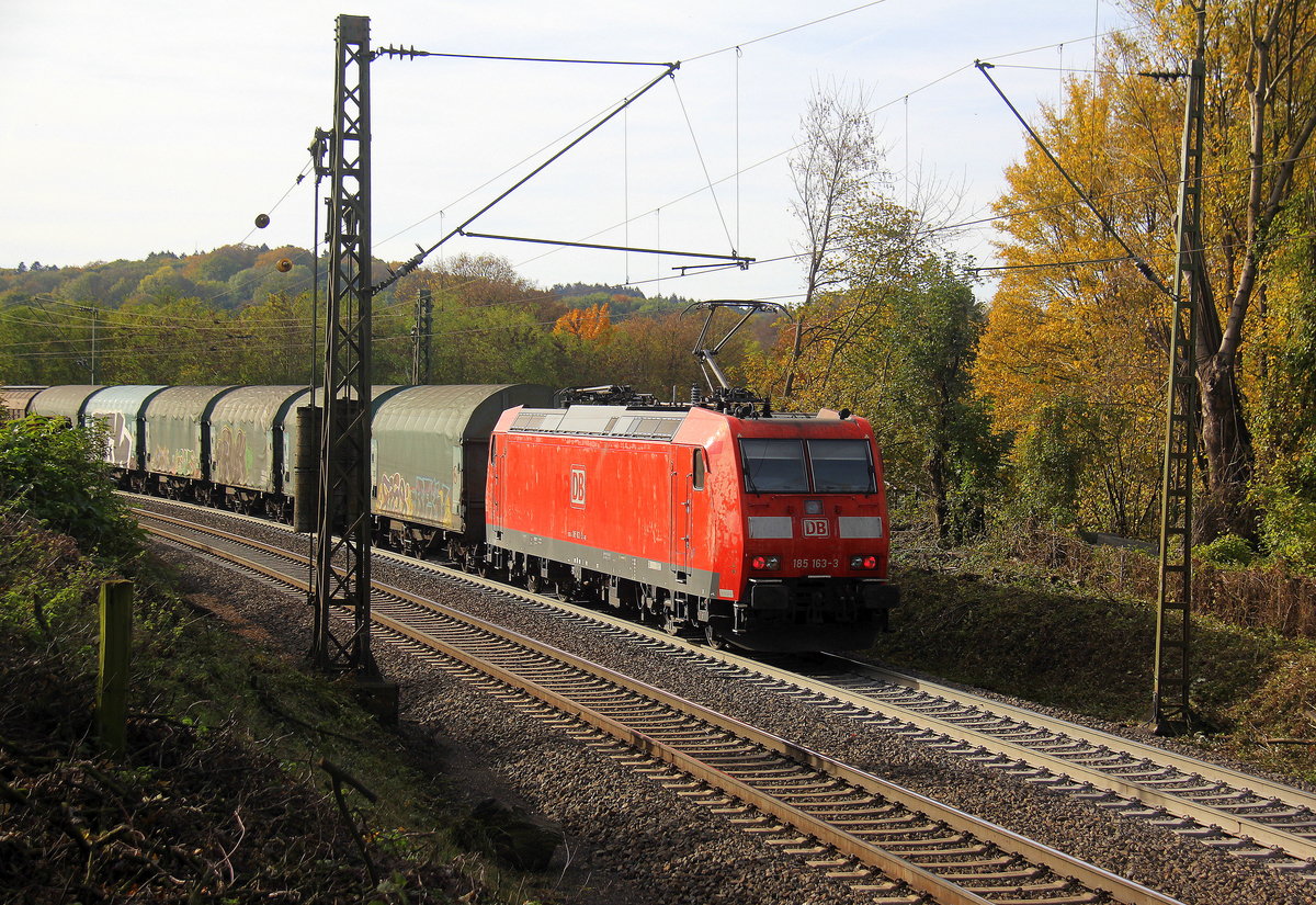 Ein Nachschuss auf die 185 163-3 DB fährt als Schubhilfe sie schiebt einem gemischten Güterzug aus Köln-Gremberg(D) nach Antwerpen-Noord(B) aus Aachen-West nach Belgien bis zum Gemmenicher-Tunnel. 
Vorne fährt die 186 427-1 von Railpool/Lineas.
Aufgenommen an der Gemmenicher-Rampe am Gemmenicher-Weg auf dem Montzenroute.
Bei schönem Herbstwetter am Mittag vom 3.11.2018. 
