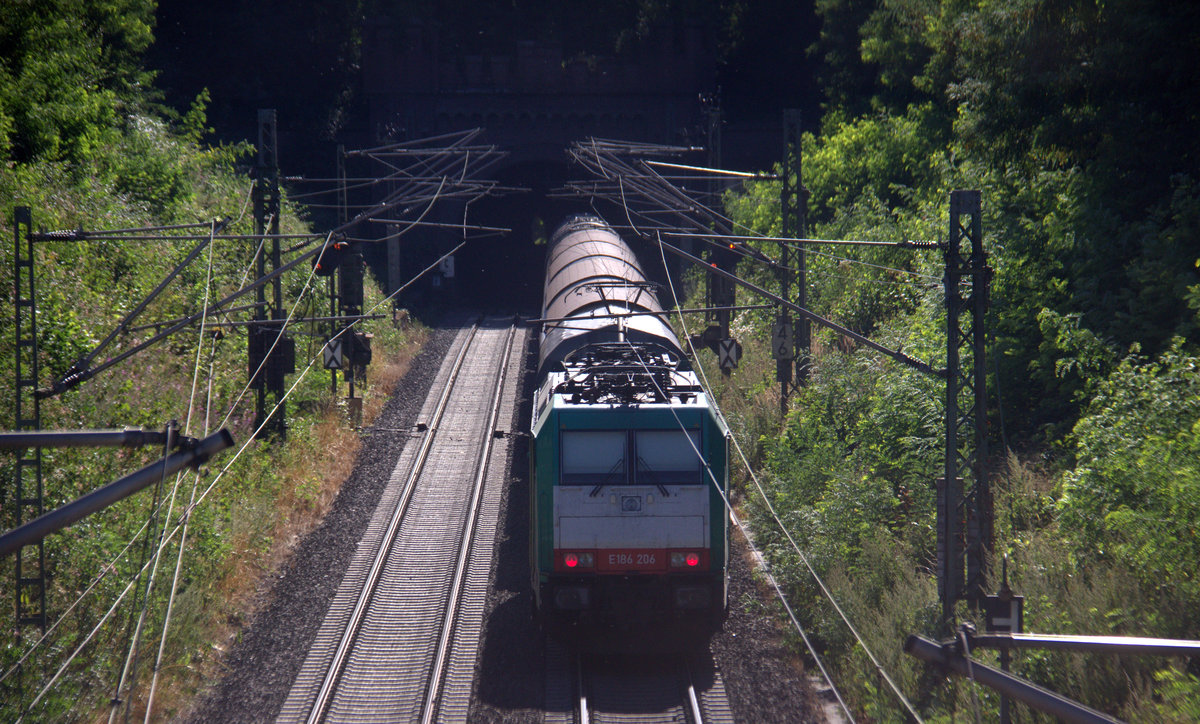 Ein Nachschuss auf die 186 206 von Railtraxx fährt als Schubhilfe sie schiebt einem gemischten Güterzug us Linz Voestalpine(A) nach Antwerpen-Waaslandhaven(B) aus Aachen-West nach Belgien bis zum Gemmenicher-Tunnel. 
Vorne fährt die Class 66 266 118-9 von Railtraxx.
Aufgenommen in Reinartzkehl an der Montzenroute. 
Bei Sommerwetter am Nachmittag vom 5.8.2018.
