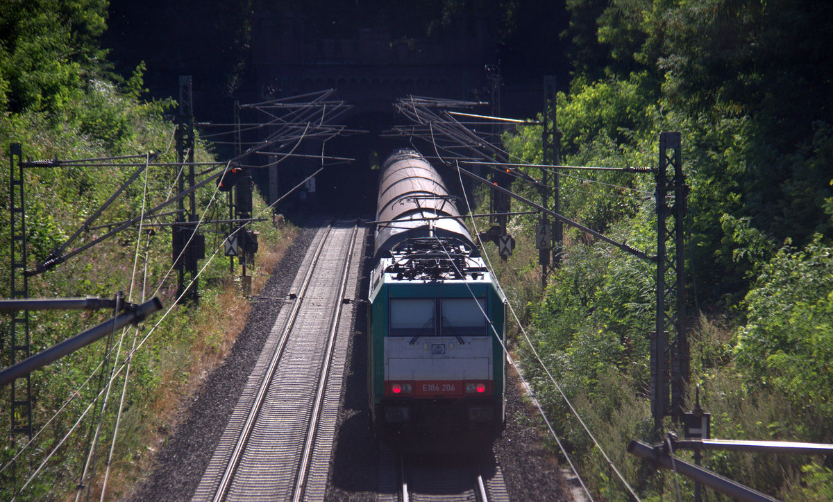 Ein Nachschuss auf die 186 206 von Railtraxx fährt als Schubhilfe sie schiebt einem gemischten Güterzug us Linz Voestalpine(A) nach Antwerpen-Waaslandhaven(B) aus Aachen-West nach Belgien bis zum Gemmenicher-Tunnel. 
Vorne fährt die Class 66 266 118-9 von Railtraxx.
Aufgenommen in Reinartzkehl an der Montzenroute. 
Bei Sommerwetter am Nachmittag vom 5.8.2018.