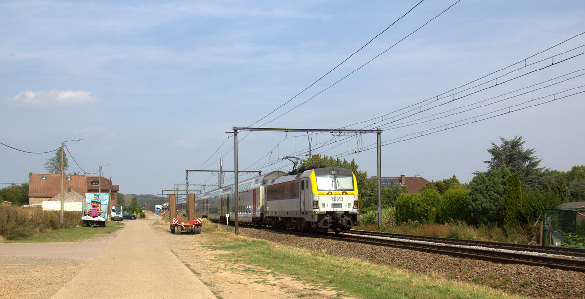 Ein Nachschuss auf die 1923  von SNCB schiebt den IC 2237 von Tongeren(B) nach Gent-Sint-Pieters(B) und kamm aus Richtung Tongeren(B) und fährt durch s'Herenelderen(B) in Richtung Hasselt(B). Aufgenommen an einem Weg in s'Herenelderen(B). 
Bei Sommerwetter am Nachmittag vom 16.8.2018.