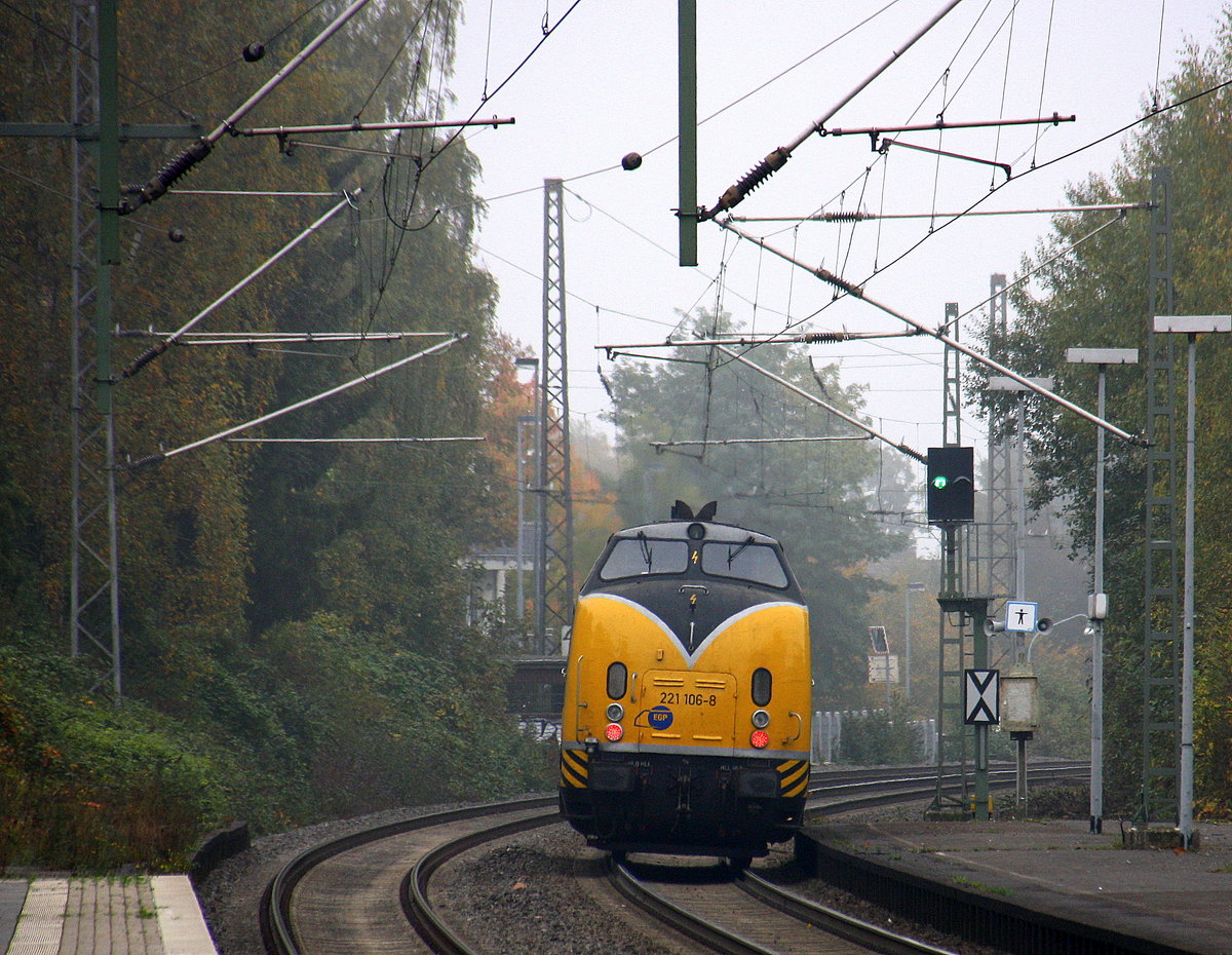 Ein Nachschuss auf die 221 106-8 der EGP kam als Lokzug aus Herzogenrath nach Ostdeutschland und kam aus Richtung Aachen-Hbf,Aachen-Schanz,Aachen-West,Laurensberg,Richterich,Kohlscheid,Herzogenrath,Palenberg,Zweibrüggen,Frelenberg,Geilenkirchen,Süggerrath,Lindern,Brachelen,Hückelhoven-Baal,Baal und fuhr durch Erkelenz in Richtung Herrath,Beckrath,Wickrath,Rheydt-Hbf,Mönchengladbach-Hbf. Aufgenommen vom Bahnsteig 1 in Erkelenz. 
Bei Nebel am Mittag vom 23.10.2016.